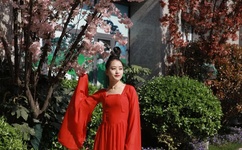 女生迈开腿让男生打扑克